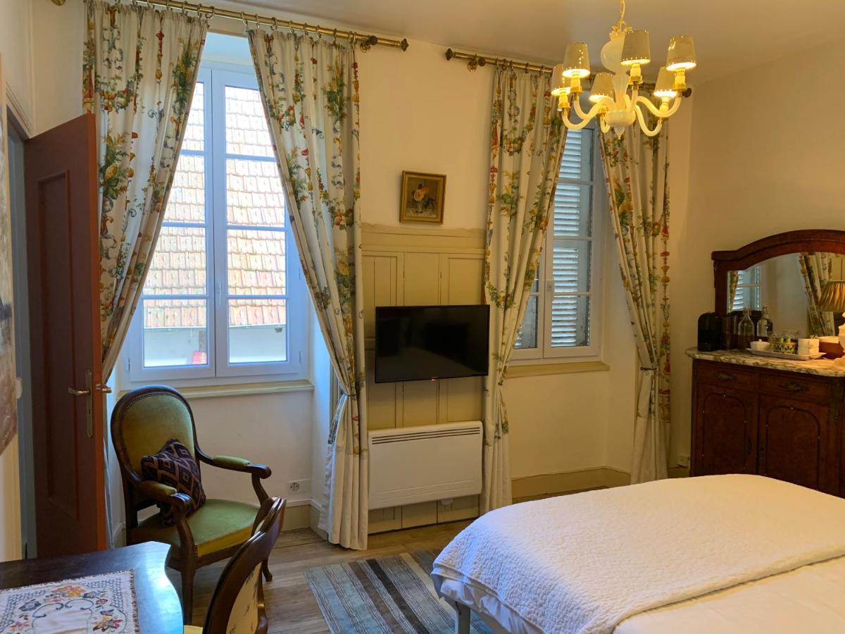 La Grenouille Noire Hotell Marcillat-en-Combraille Exteriör bild